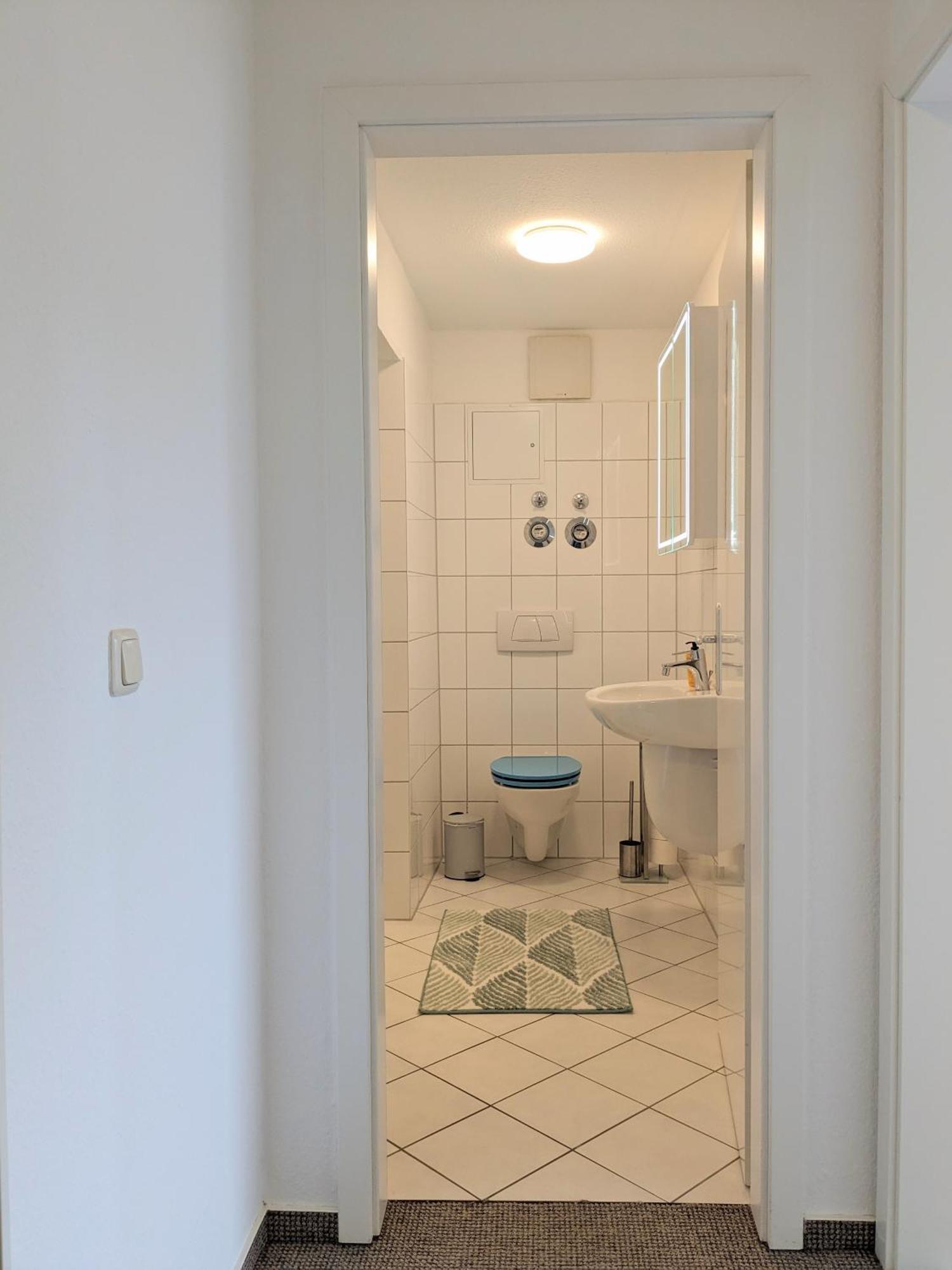 Schlosskoenig - Modernes & Zentrales Apartment Mit Balkon Und Arbeitsplatz Schwerin  Værelse billede